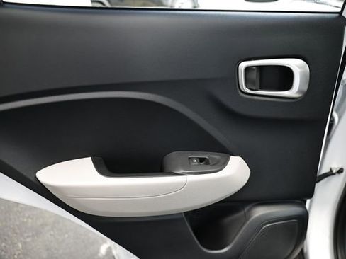 Certified 2025 Hyundai Venue SEL FWD image 21