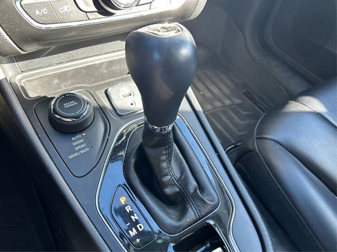 Used 2019 Jeep Cherokee Latitude Plus image 32