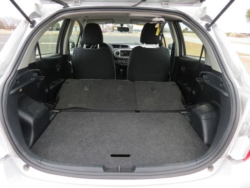 Used 2014 Toyota Yaris L image 23