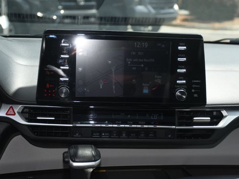 Used 2021 Toyota Sienna XLE w/ XLE Plus Package FWD image 16