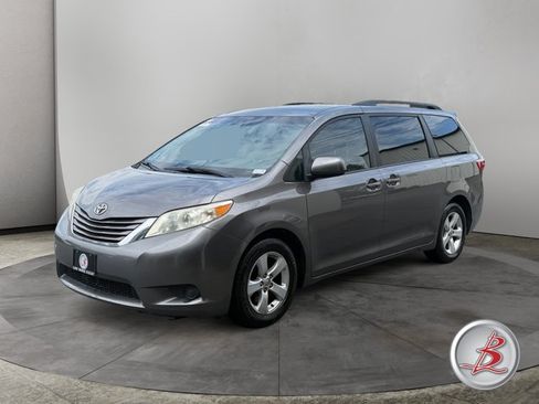 Used 2017 Toyota Sienna LE FWD image 3