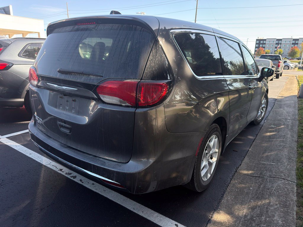 Used 2017 Chrysler Pacifica Touring Plus w/ Tire & Wheel Group FWD image 3
