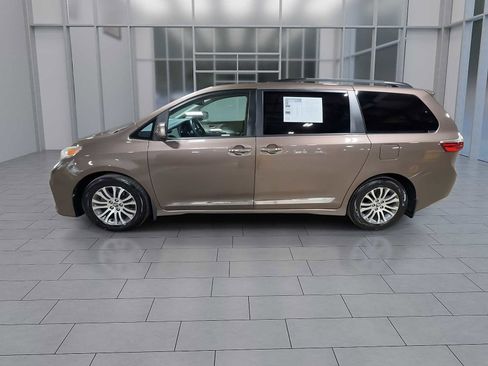 Used 2018 Toyota Sienna XLE w/ XLE Navigation Package image 5