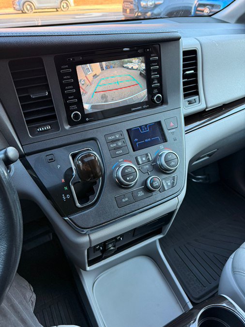 Used 2019 Toyota Sienna XLE FWD image 16