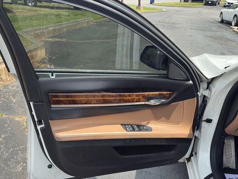 Used 2015 BMW 740Li image 9