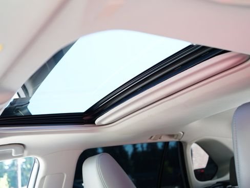 Used 2023 Toyota RAV4 XLE Premium image 12