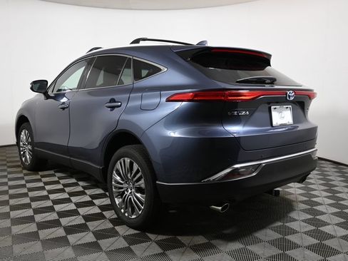 Used 2024 Toyota Venza XLE AWD/4WD image 9