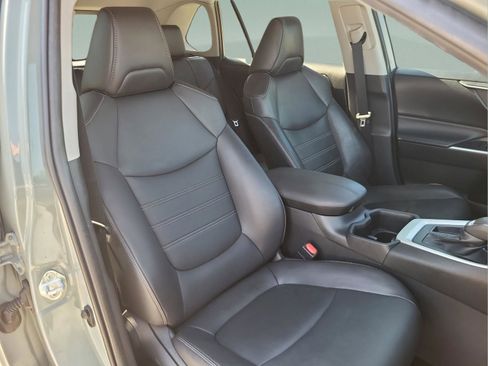 Used 2022 Toyota RAV4 XLE Premium image 19