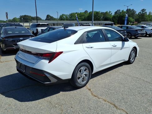 New 2026 Hyundai Elantra SE FWD image 3