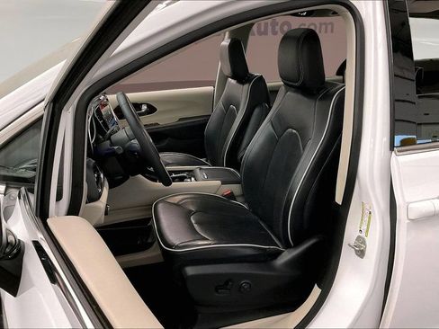 Used 2023 Chrysler Pacifica Limited FWD image 25