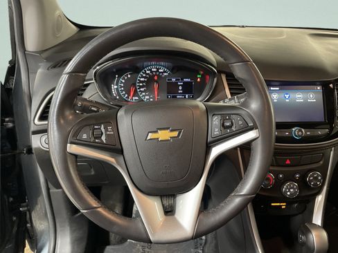 Used 2021 Chevrolet Trax LT w/ LT Convenience Package image 18