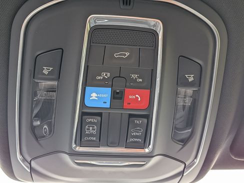 Used 2023 Jeep Grand Cherokee Altitude image 25