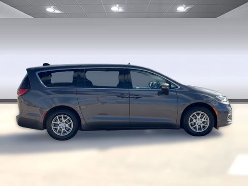 Used 2023 Chrysler Pacifica Touring-L image 8