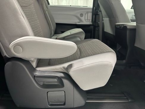 Used 2025 Toyota Sienna LE image 55