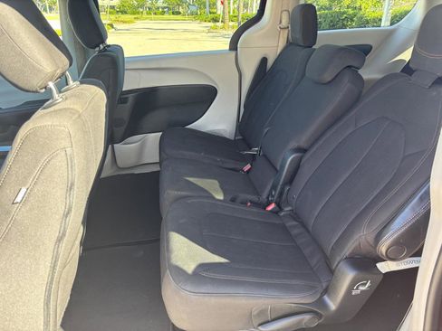 Used 2017 Chrysler Pacifica Touring image 23