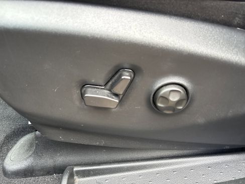 Used 2025 Chrysler Pacifica Select FWD image 16