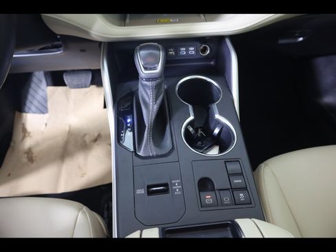 Used 2023 Toyota Highlander XLE image 27