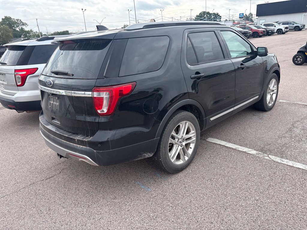 Used 2017 Ford Explorer XLT w/ Equipment Group 202A FWD image 10