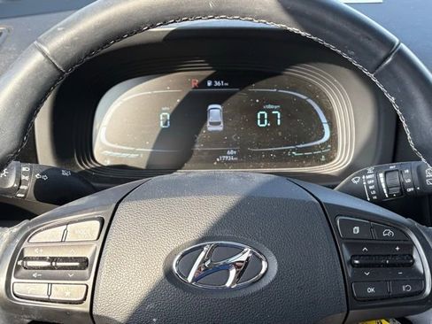 Used 2023 Hyundai Venue SEL FWD image 19