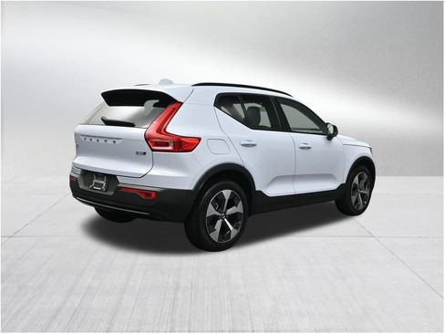 Used 2024 Volvo XC40 B5 Plus w/ Climate Package AWD/4WD image 5