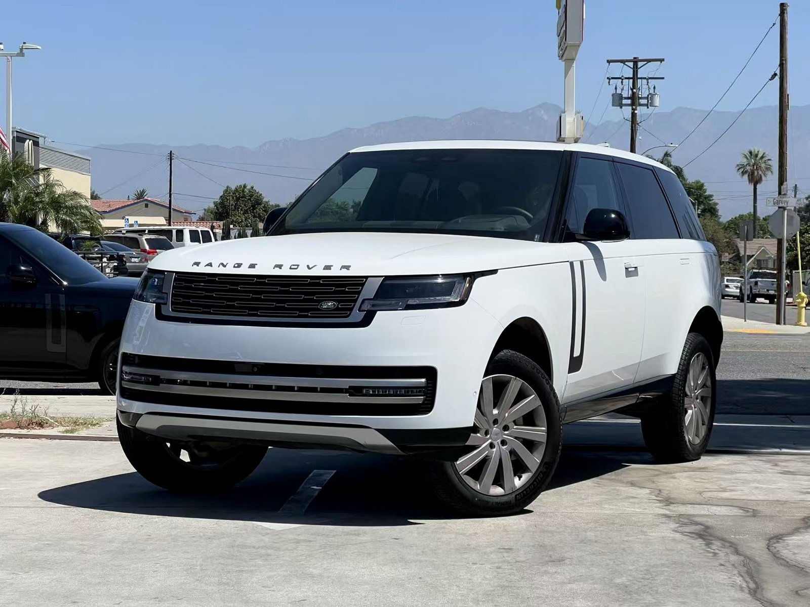 Used 2024 Land Rover Range Rover SE AWD/4WD image 2