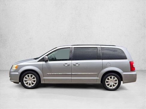 Used 2014 Chrysler Town & Country Touring FWD image 7
