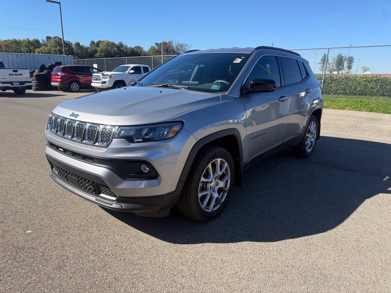 Used 2023 Jeep Compass Latitude AWD/4WD image 2