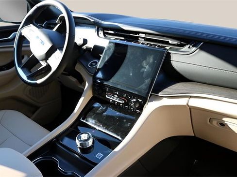 New 2025 Jeep Grand Cherokee Limited image 19