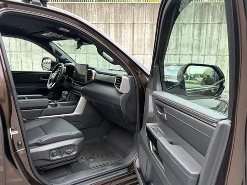 Used 2025 Toyota Tundra Limited AWD/4WD image 29