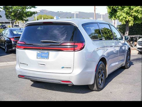 Used 2022 Chrysler Pacifica Limited w/ Uconnect Theater Family Group FWD image 7