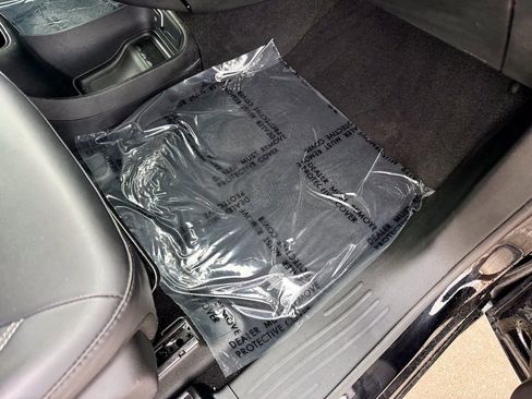 Used 2025 Chrysler Pacifica Select image 22