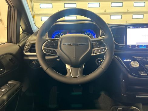 New 2025 Chrysler Pacifica Select image 28