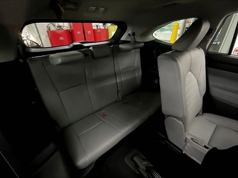 Used 2022 Toyota Highlander XLE image 31