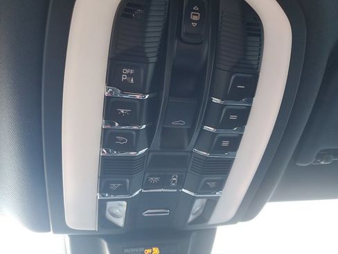 Used 2025 Porsche Macan image 37