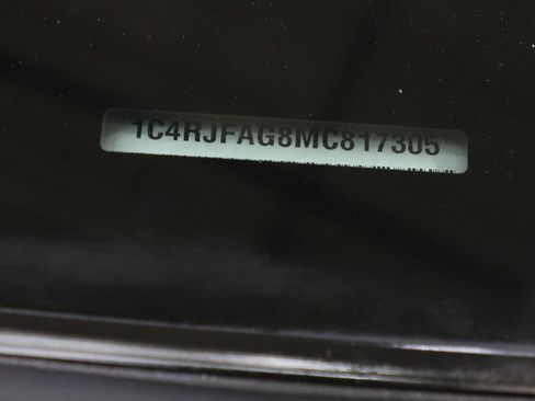 Used 2021 Jeep Grand Cherokee Laredo X image 31