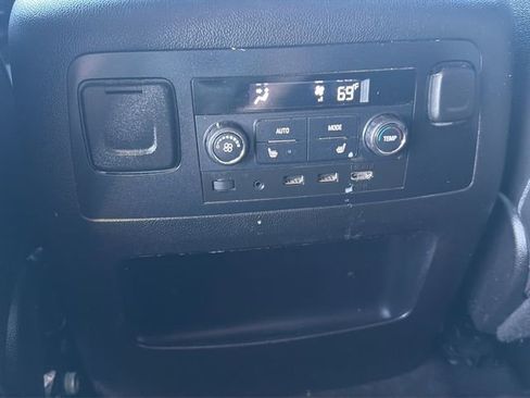 Used 2017 GMC Yukon XL SLT w/ Open Road Package image 19