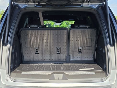Used 2025 Chevrolet Tahoe High Country AWD/4WD image 15