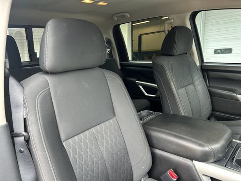 Used 2019 Nissan Titan SV w/ SV Convenience Package RWD image 14