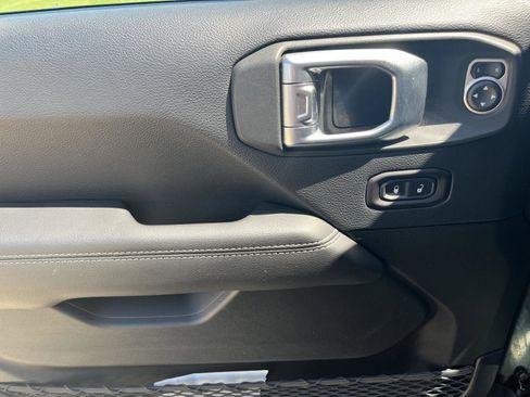 Used 2018 Jeep Wrangler Unlimited Sahara AWD/4WD image 10