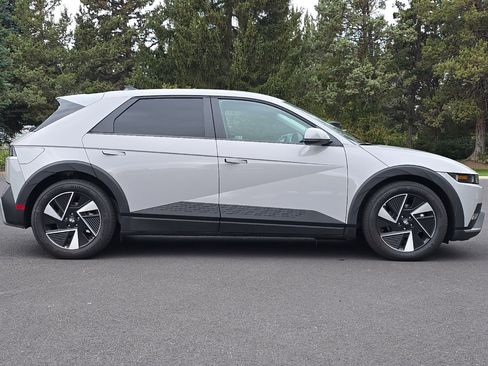 New 2025 Hyundai Ioniq 5 SE image 3