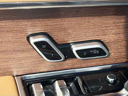 Used 2025 Land Rover Range Rover SE image 26