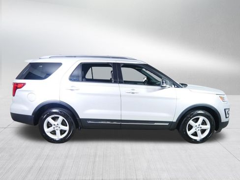 Used 2017 Ford Explorer XLT w/ Equipment Group 202A AWD/4WD image 8