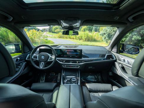 Used 2023 BMW X7 M60i image 13