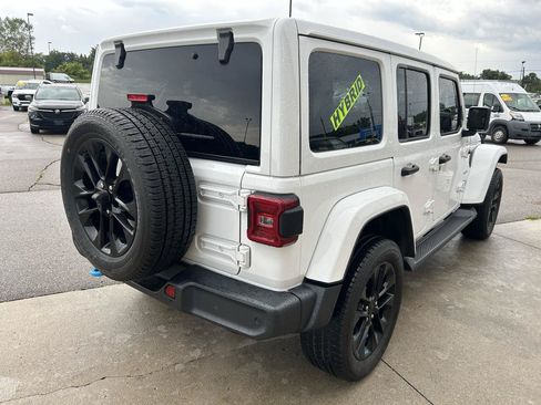 Used 2022 Jeep Wrangler Unlimited Sahara w/ Cold Weather Group AWD/4WD image 5