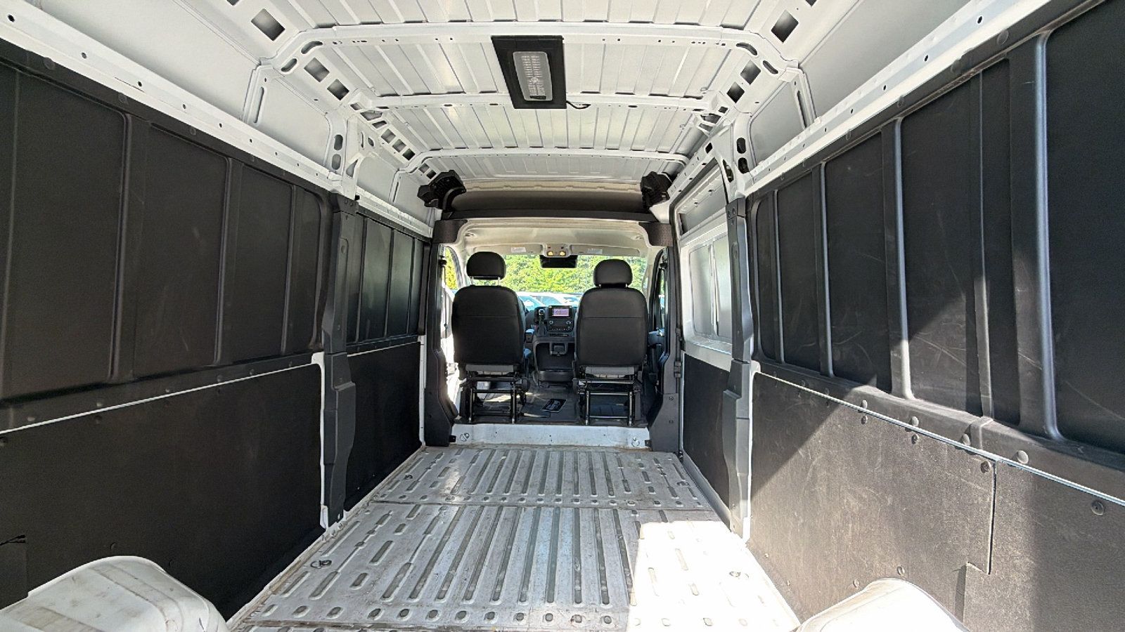 Used 2024 RAM ProMaster 2500 w/ Convenience Group FWD image 13
