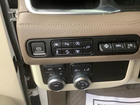 Used 2022 GMC Yukon XL Denali AWD/4WD image 15