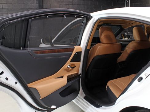 Used 2022 Lexus ES 300h Ultra Luxury w/ Accessory Package 2 FWD image 37