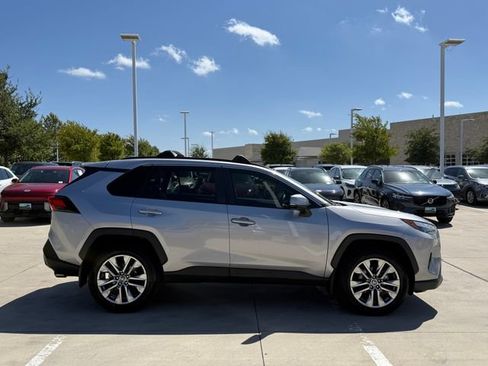 Used 2022 Toyota RAV4 XLE Premium FWD image 5