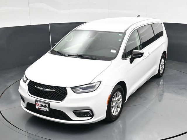 Certified 2024 Chrysler Pacifica Touring-L FWD image 54