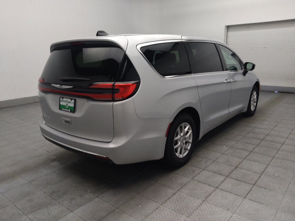 Used 2024 Chrysler Pacifica Touring-L FWD image 9